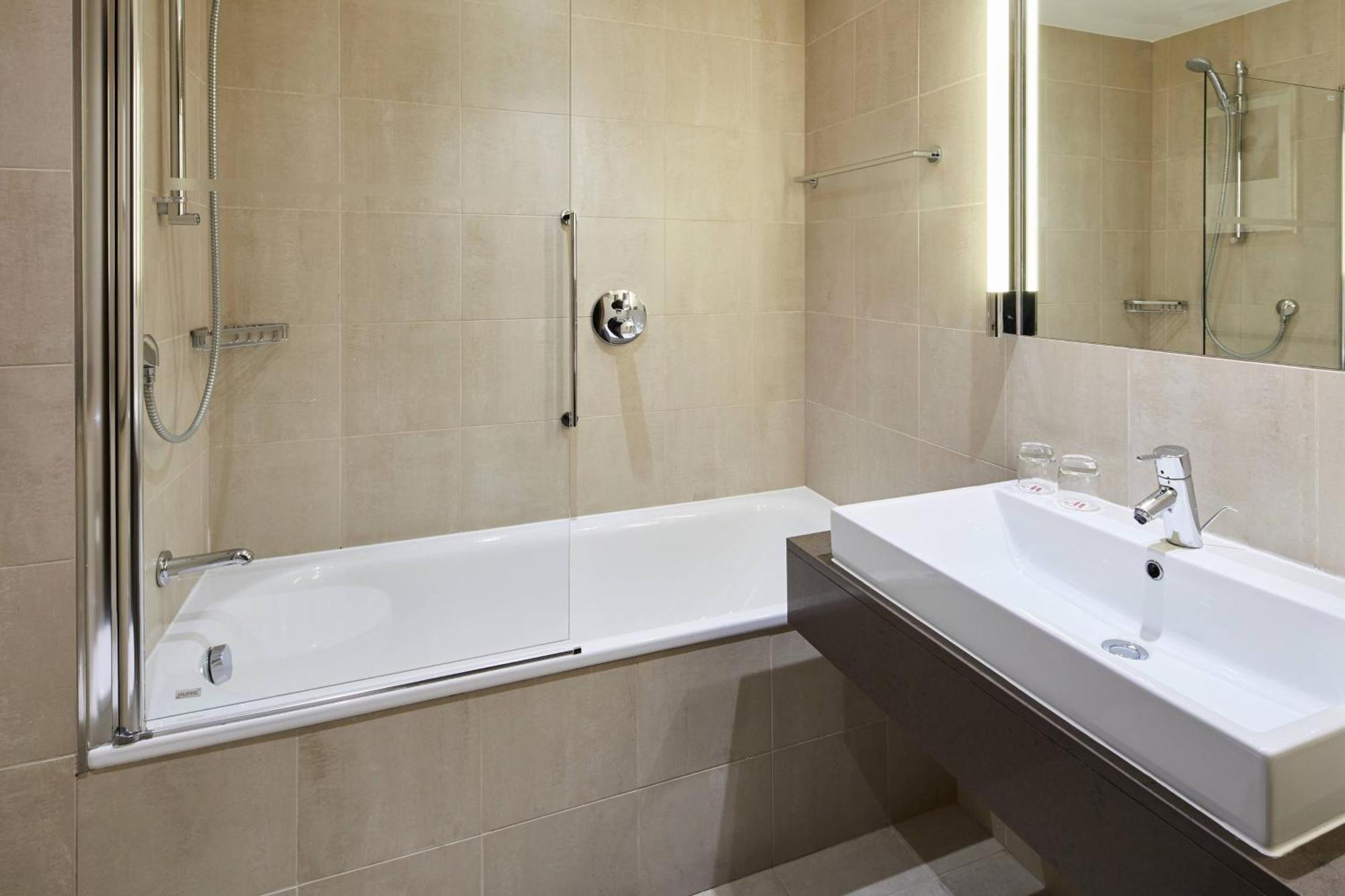 Lingfield Park Marriott Hotel & Country Club Buitenkant foto