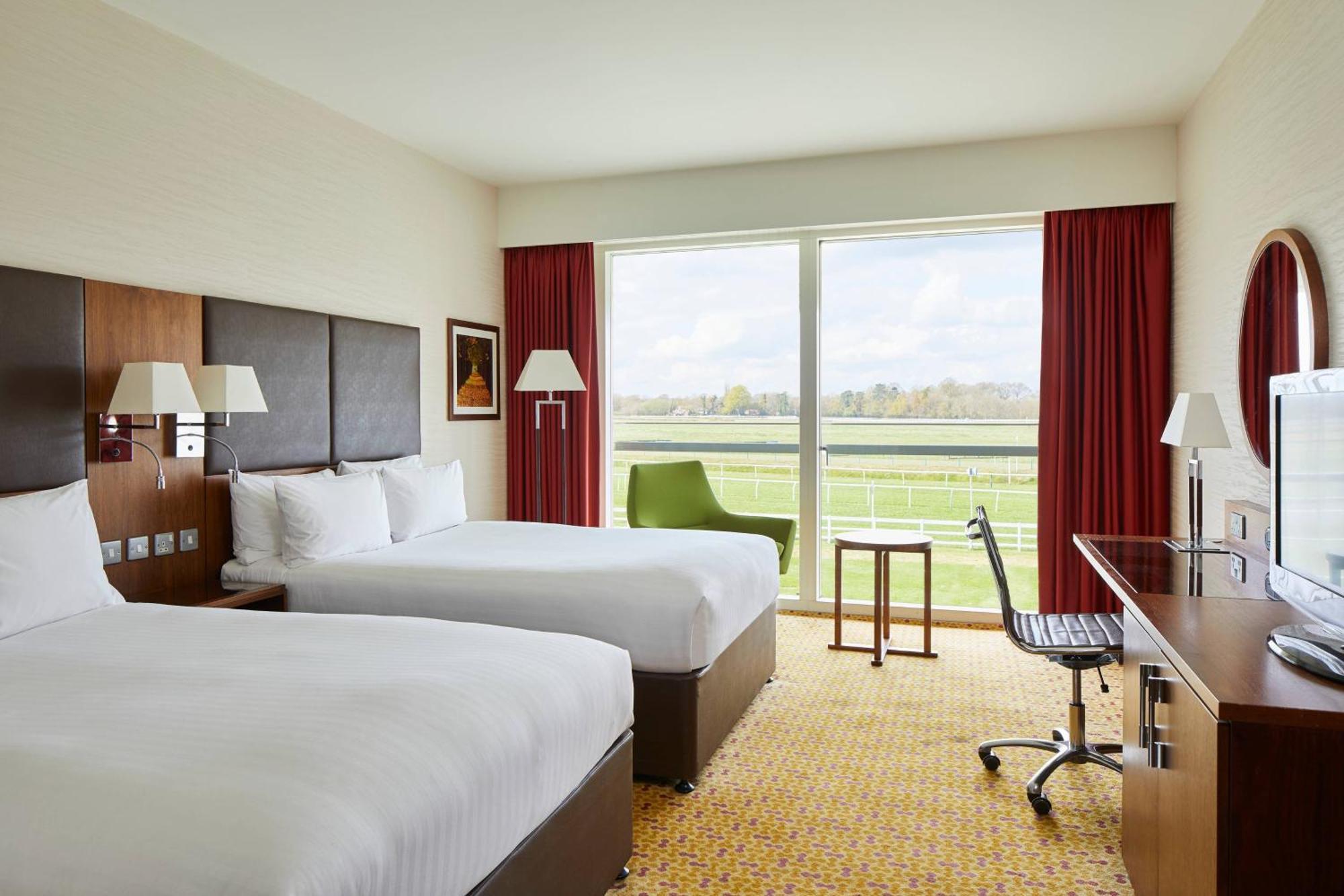 Lingfield Park Marriott Hotel & Country Club Buitenkant foto
