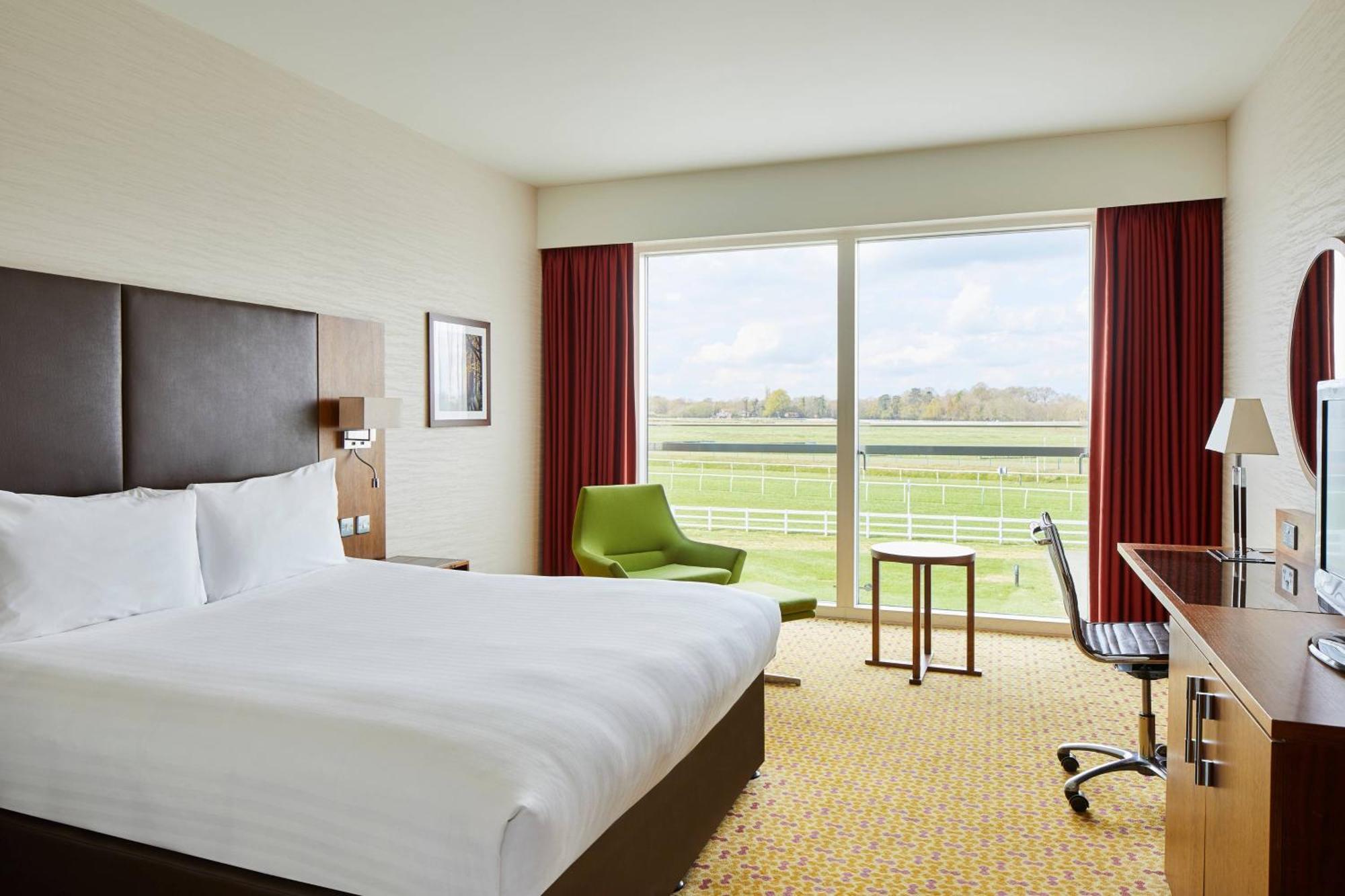 Lingfield Park Marriott Hotel & Country Club Buitenkant foto