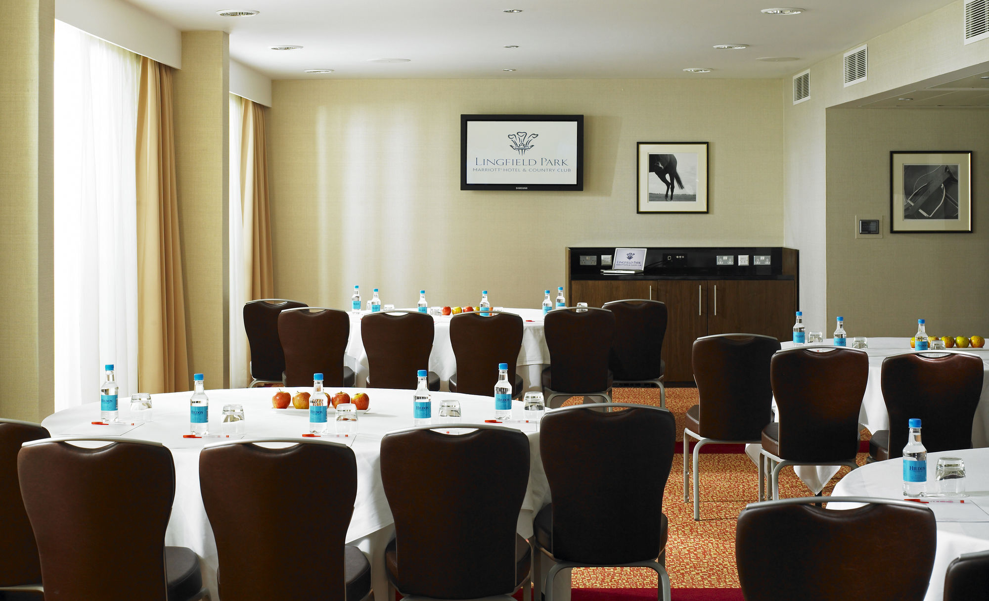 Lingfield Park Marriott Hotel & Country Club Buitenkant foto